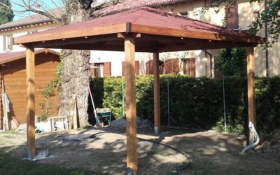 Gazebo con tetto in legno